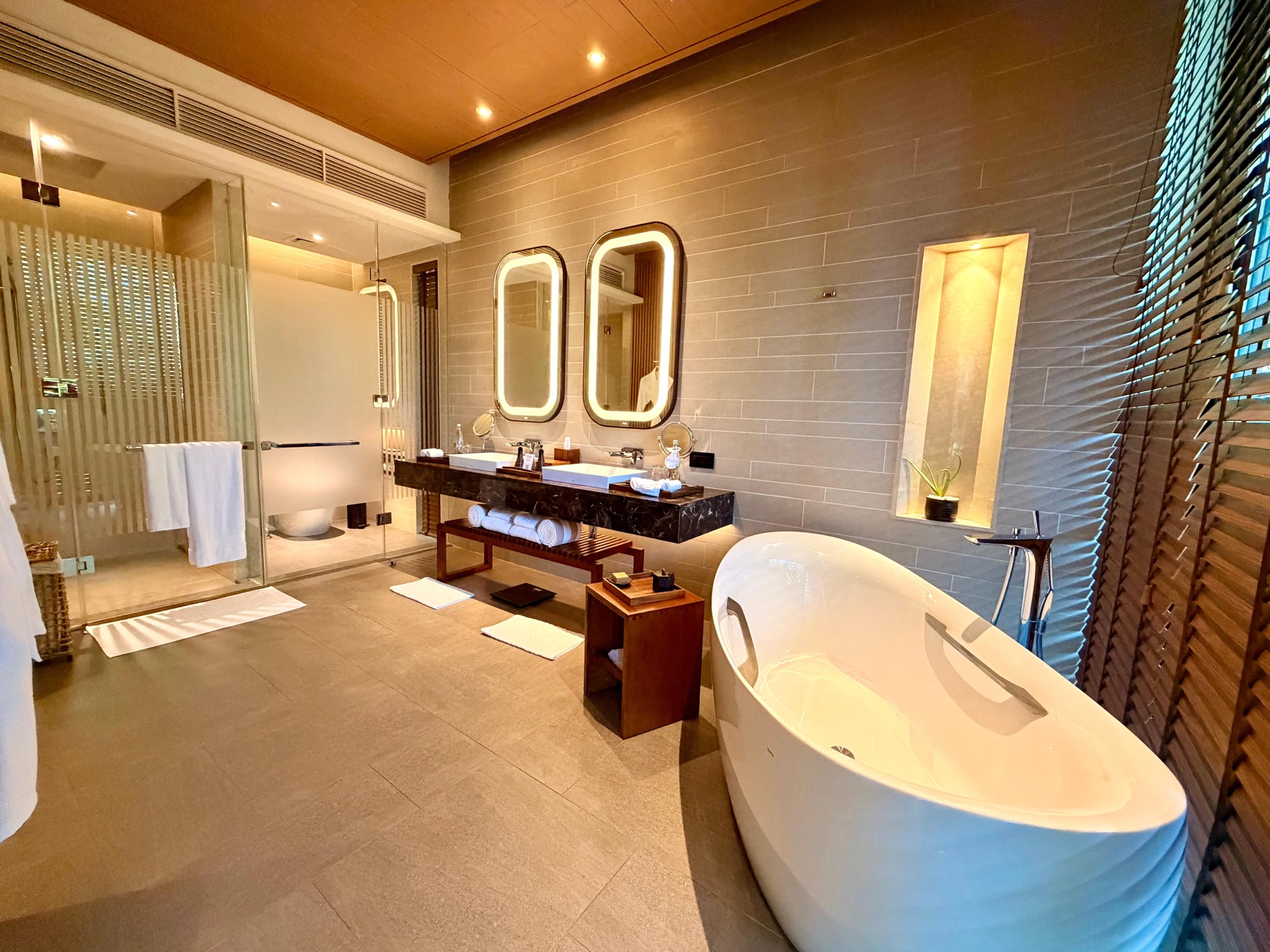 Suite-Badezimmer mit freistehender Badewanne