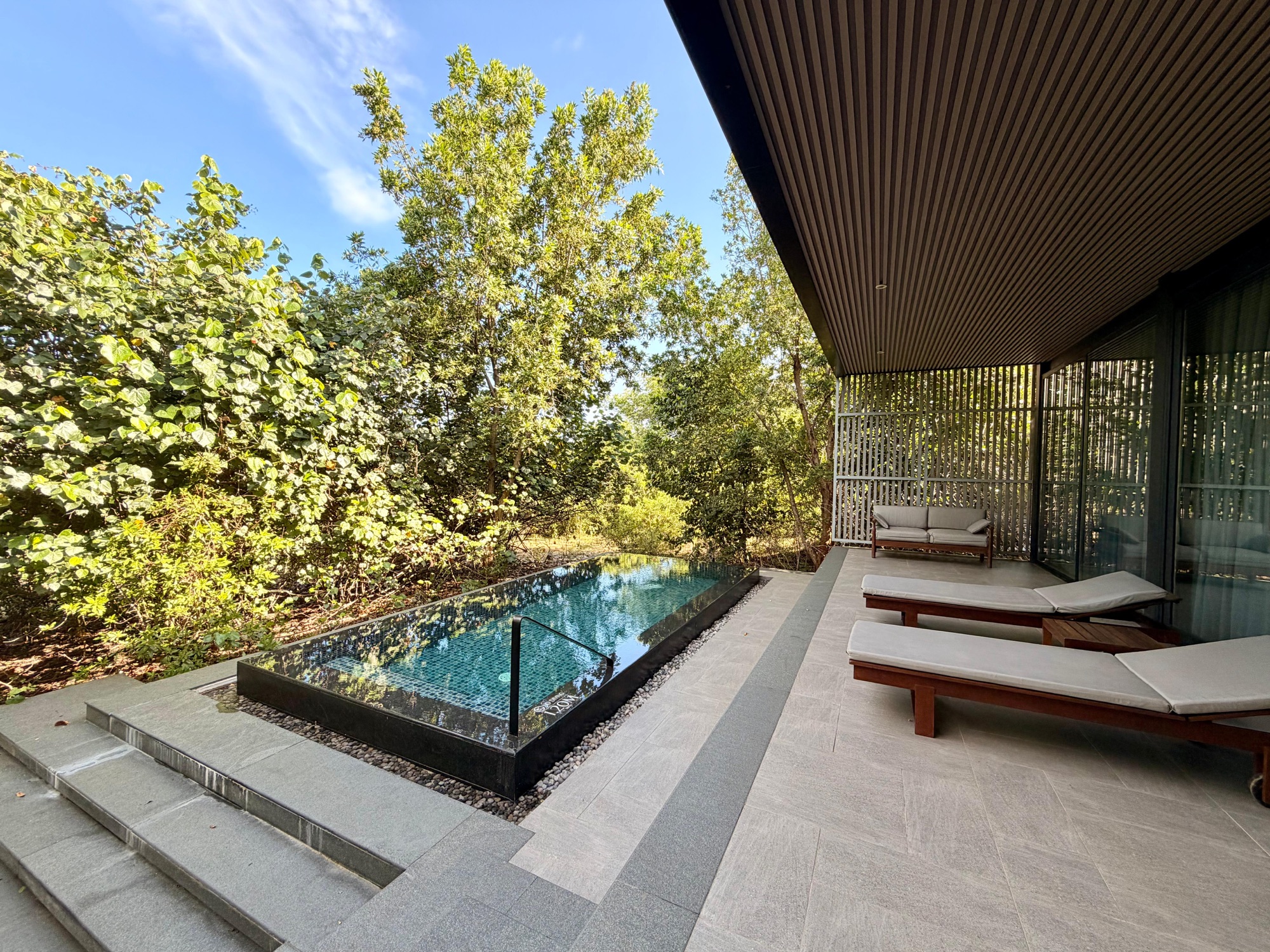 Private Poolvilla-Terrasse